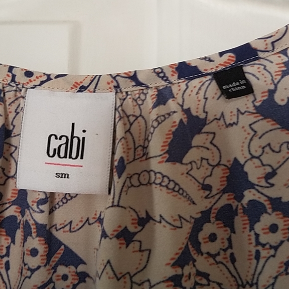 CABI flutter sleeve printed top size s - Picture 8 of 8